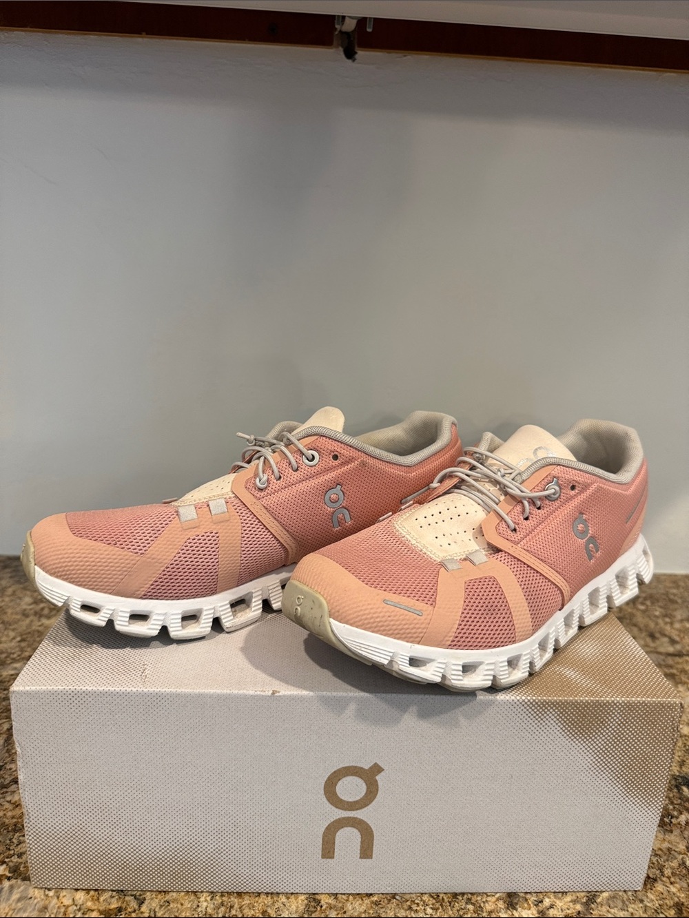 Pink/ shell cloud 5 women’s sneakers. Size 7.5